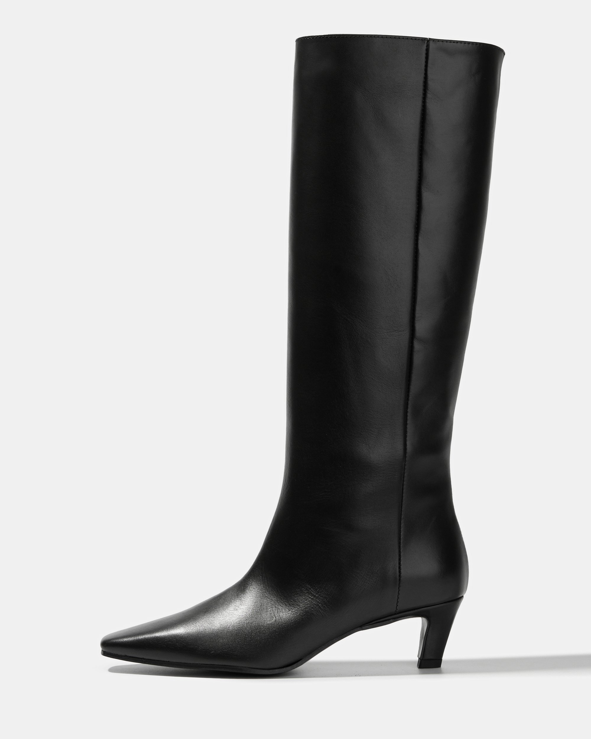 Черные кожаные сапоги