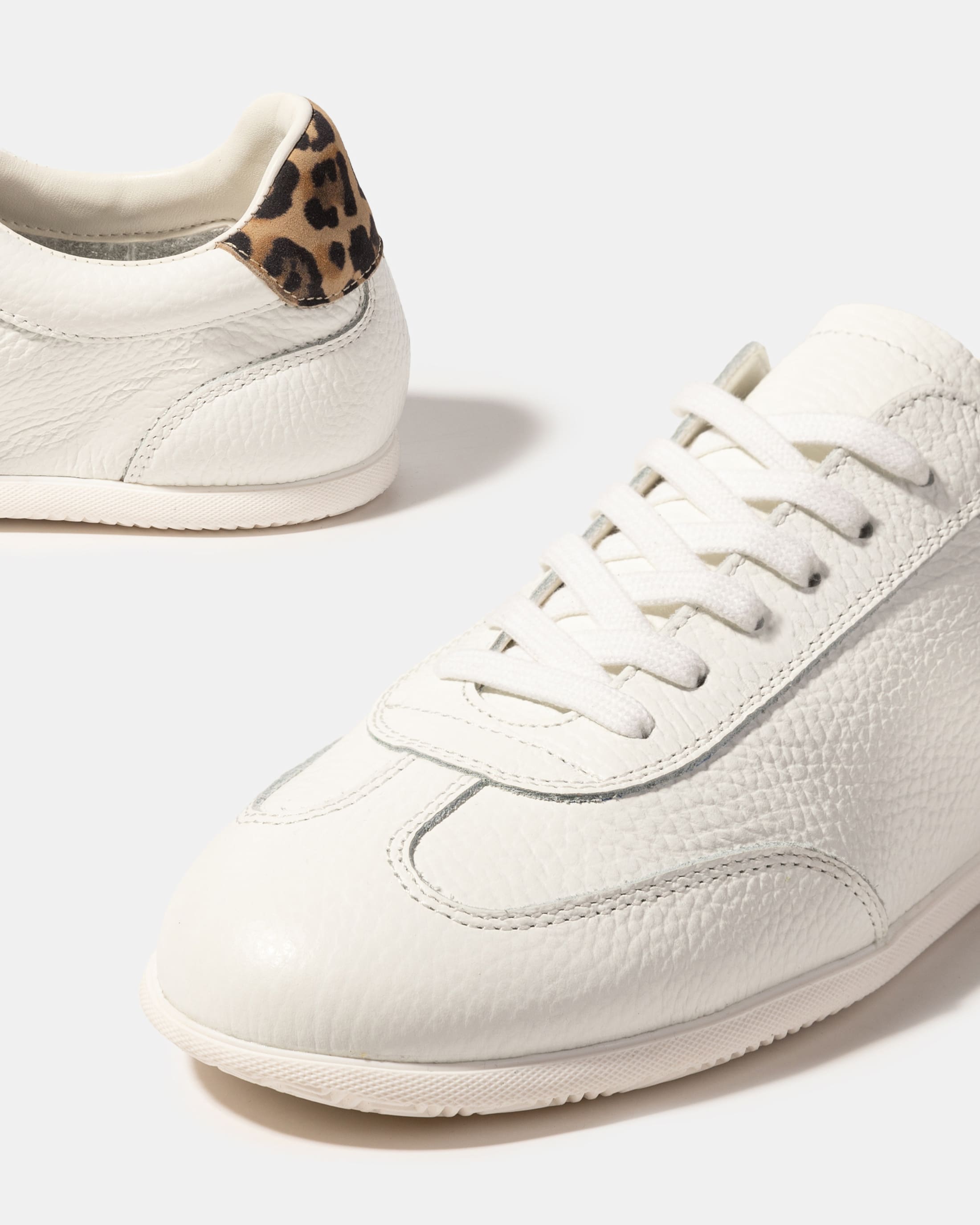 Белые кеды с леопардовой вставкой