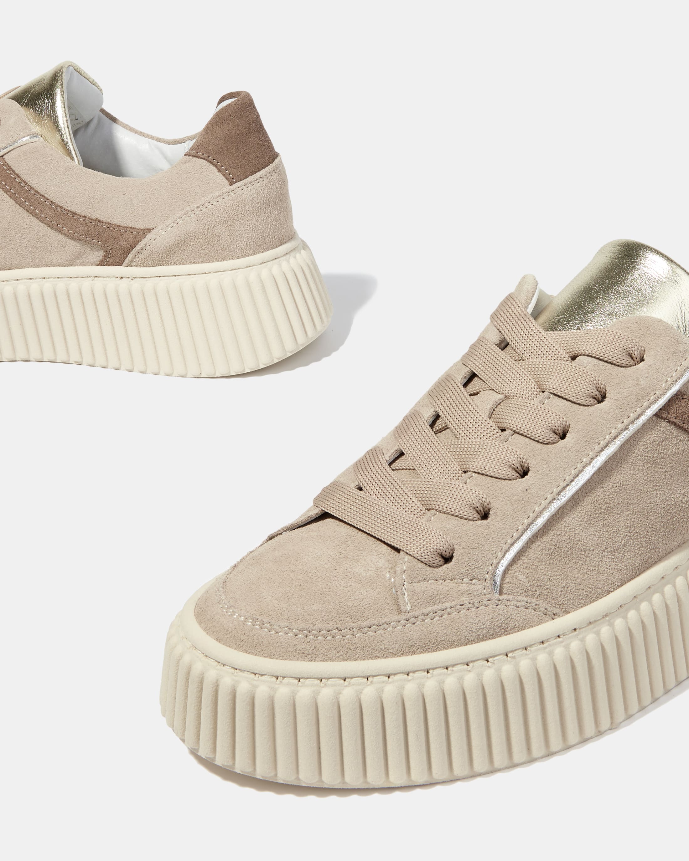 Светло-серые кроссовки из замши