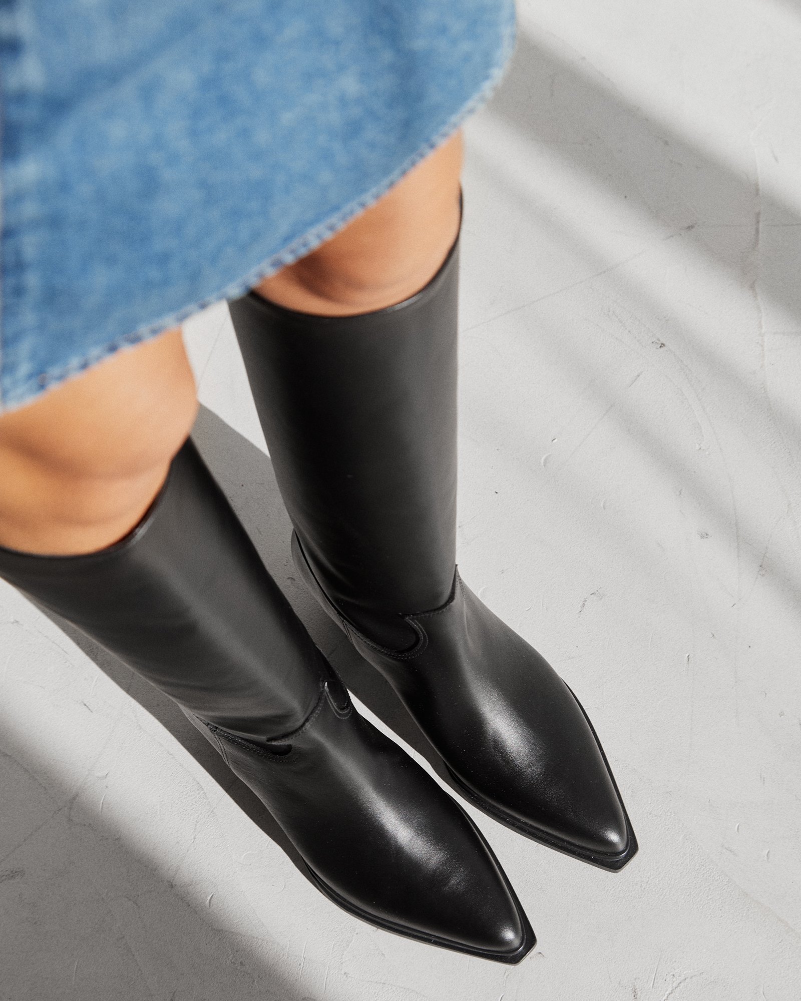 Черные сапоги из натуральной кожи