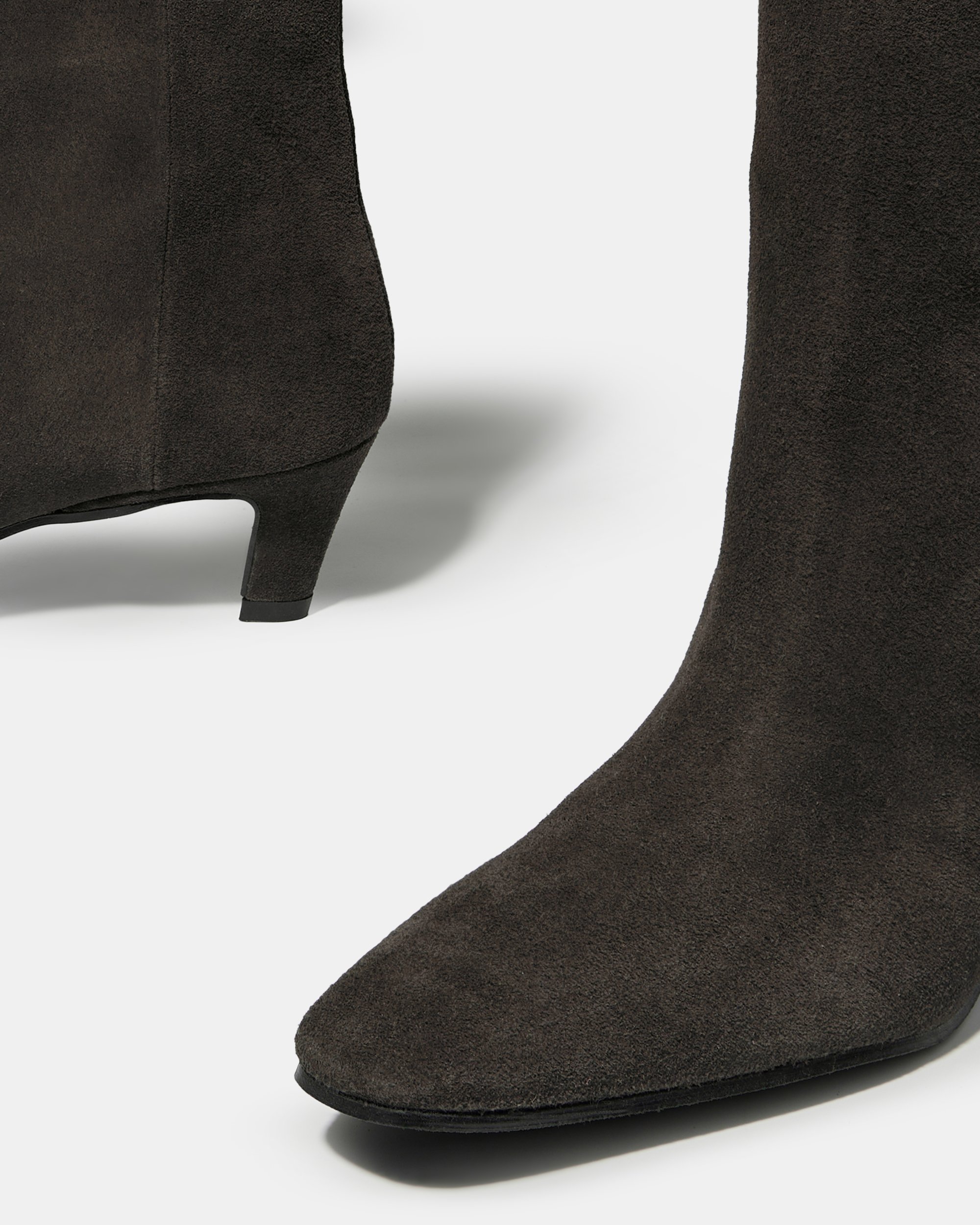 Темно-коричневые сапоги из замши