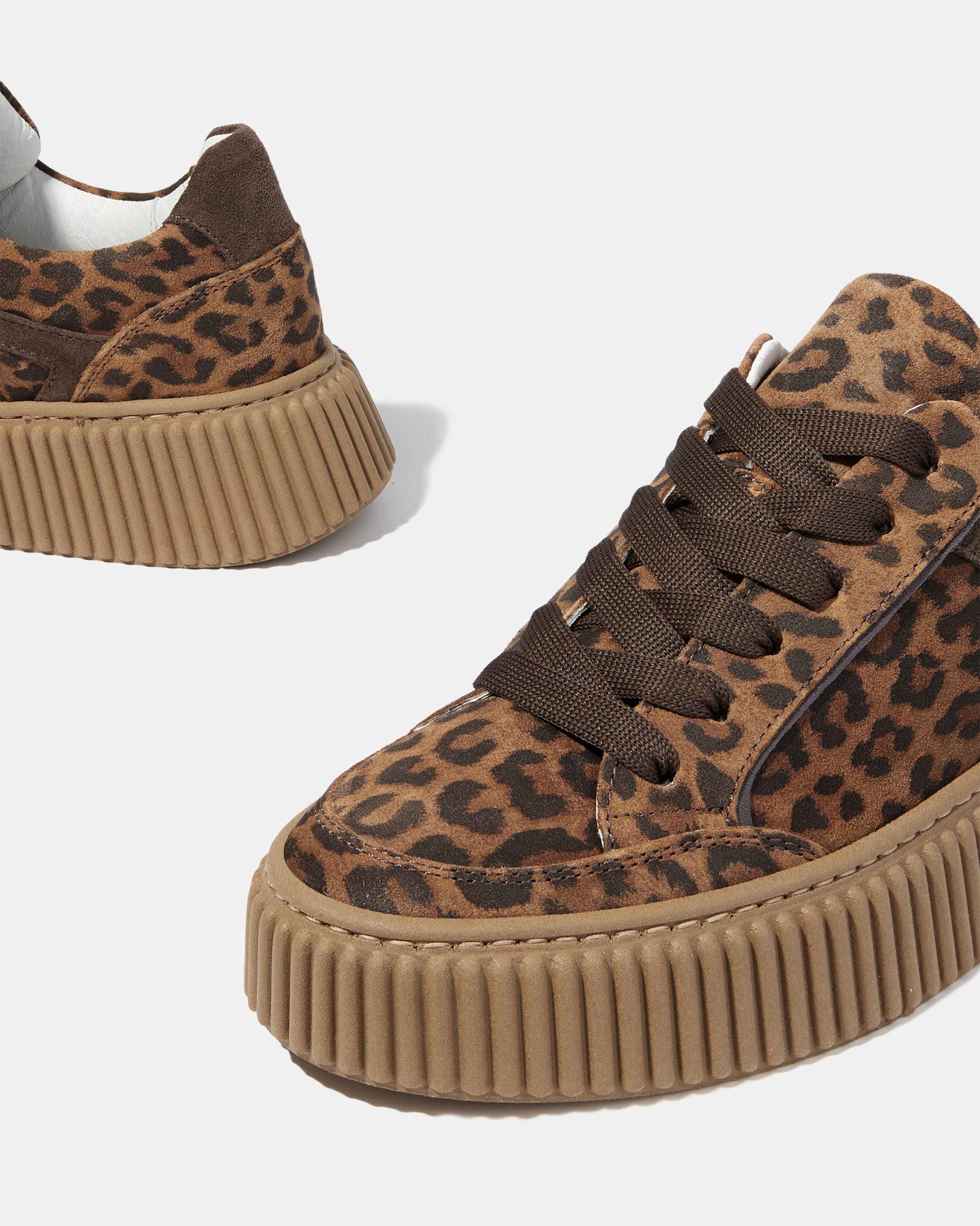 Замшевые кроссовки