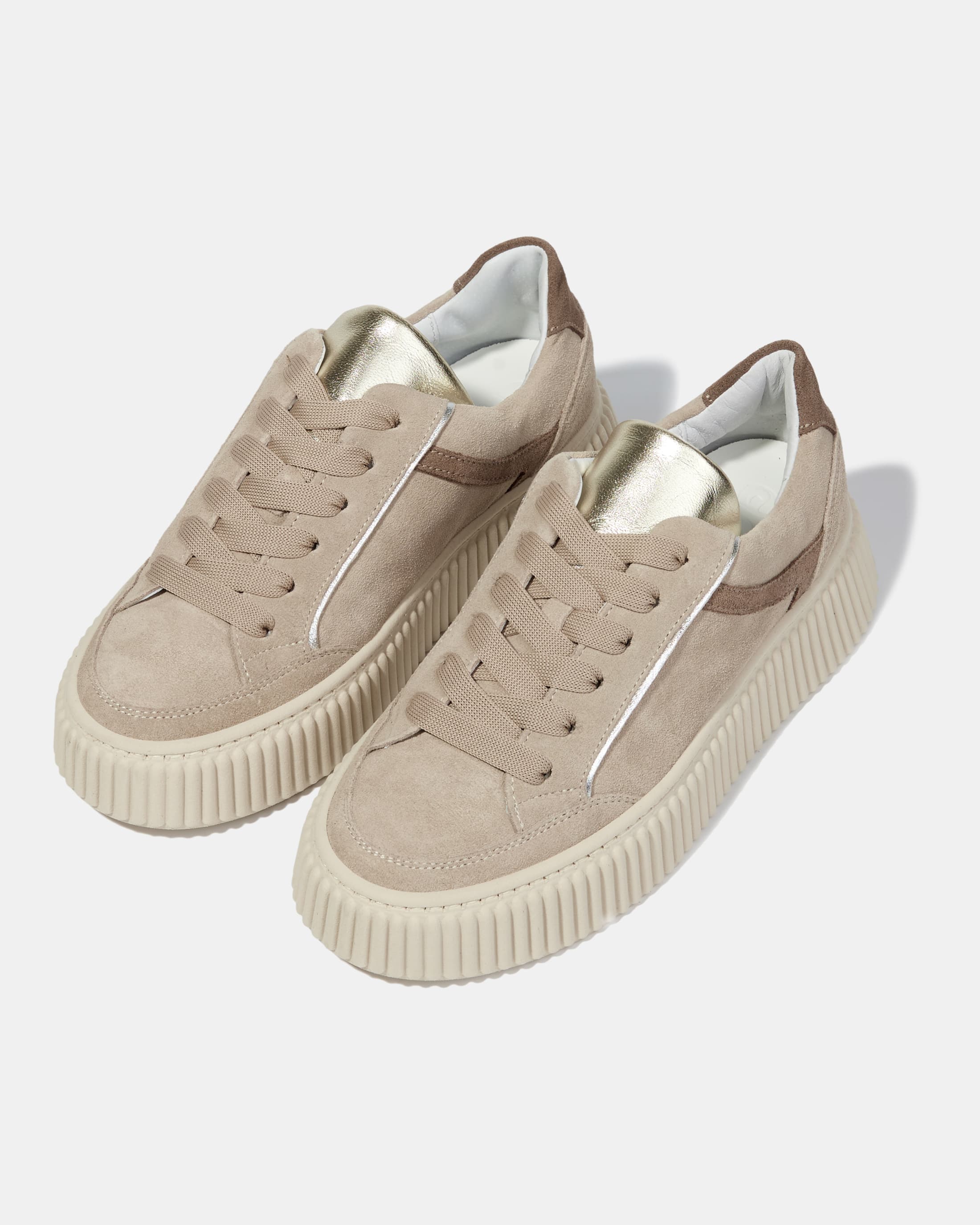 Светло-серые кроссовки из замши