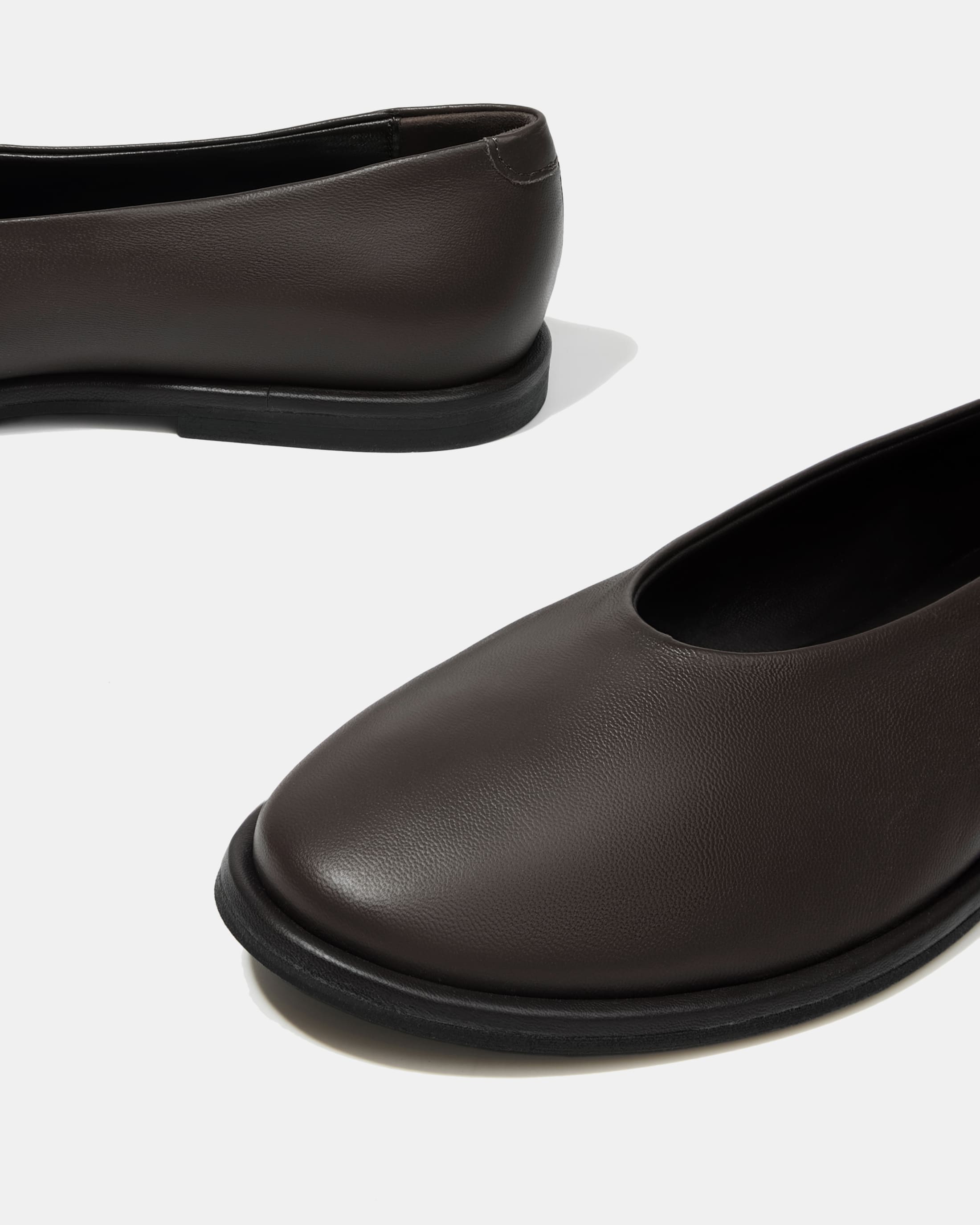 Темно-коричневые туфли из натуральной кожи