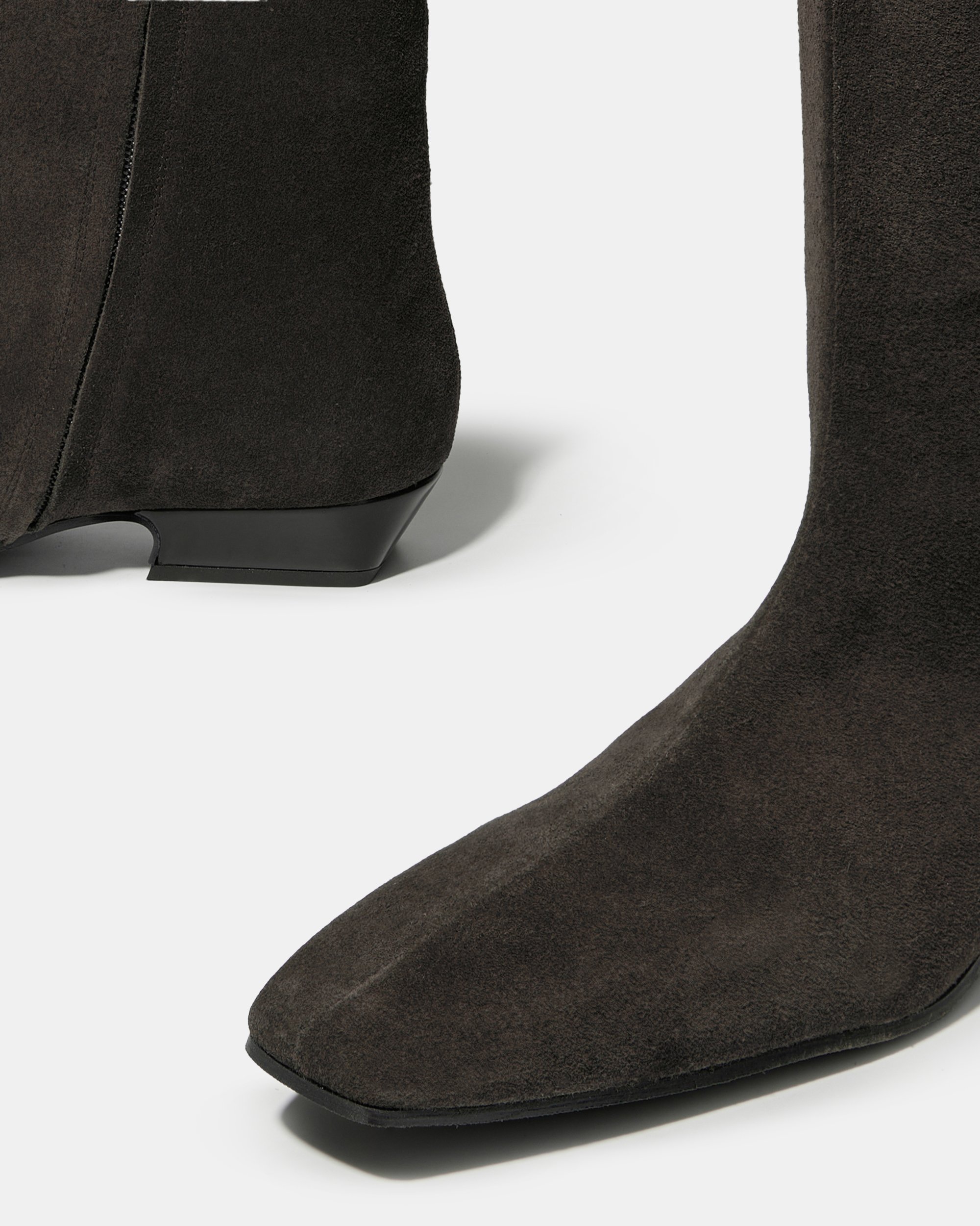 Темно-коричневые замшевые сапоги