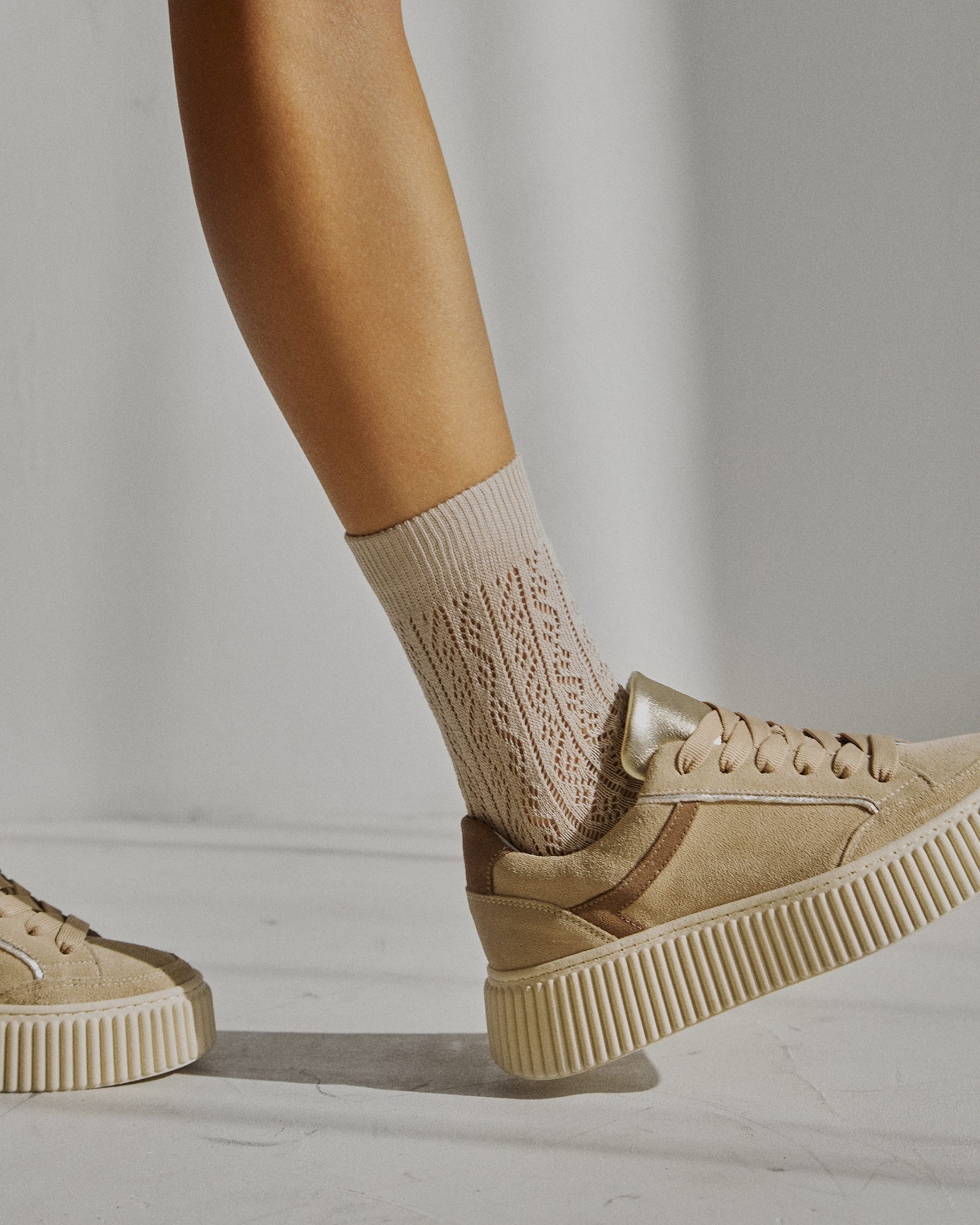 Светло-серые кроссовки из замши