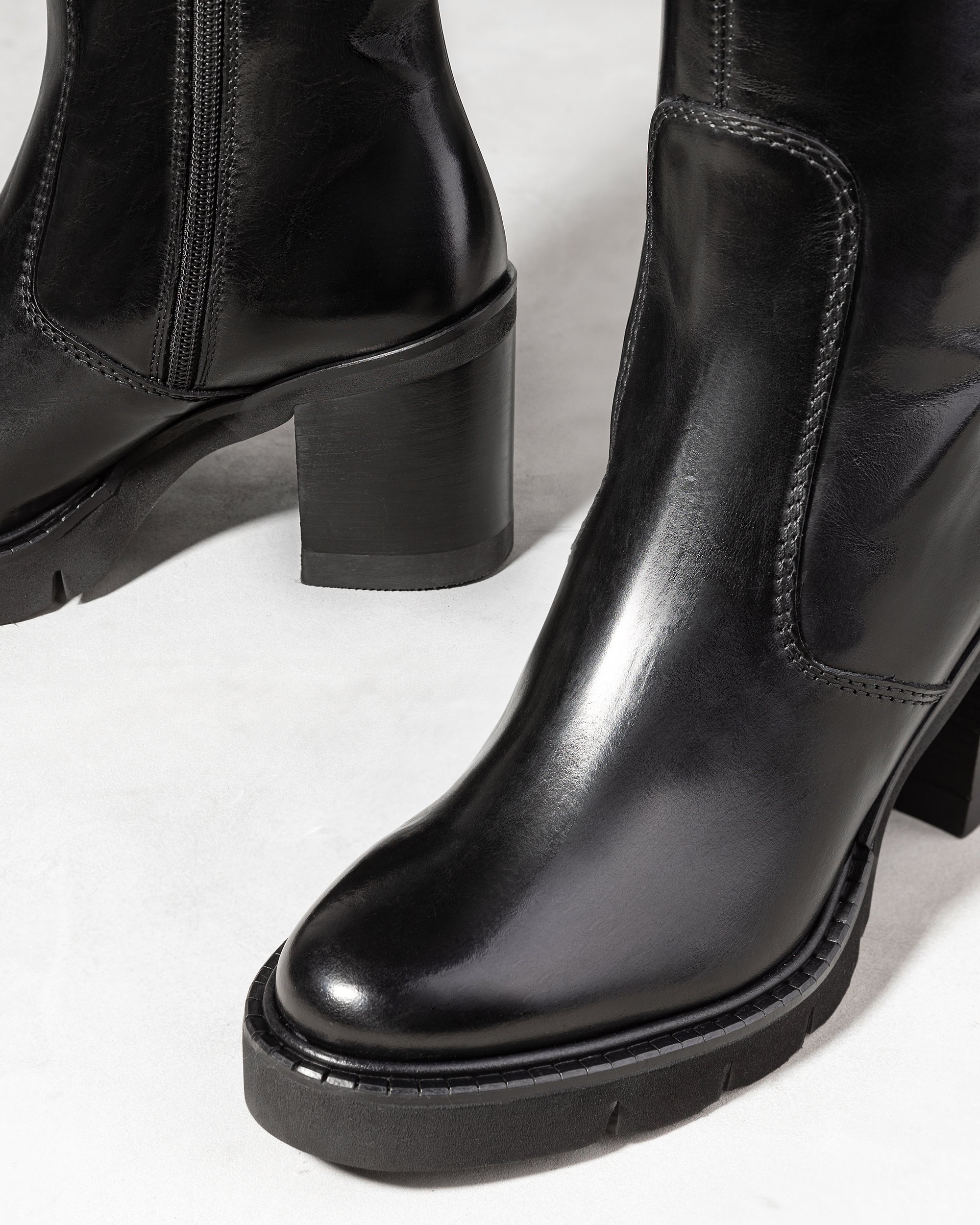 Черные кожаные сапоги