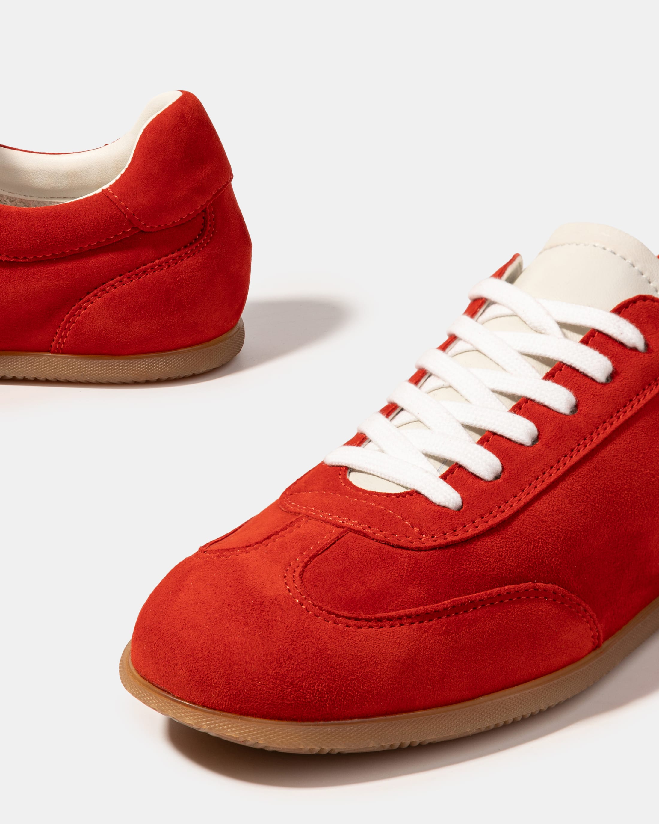 Красные замшевые кеды