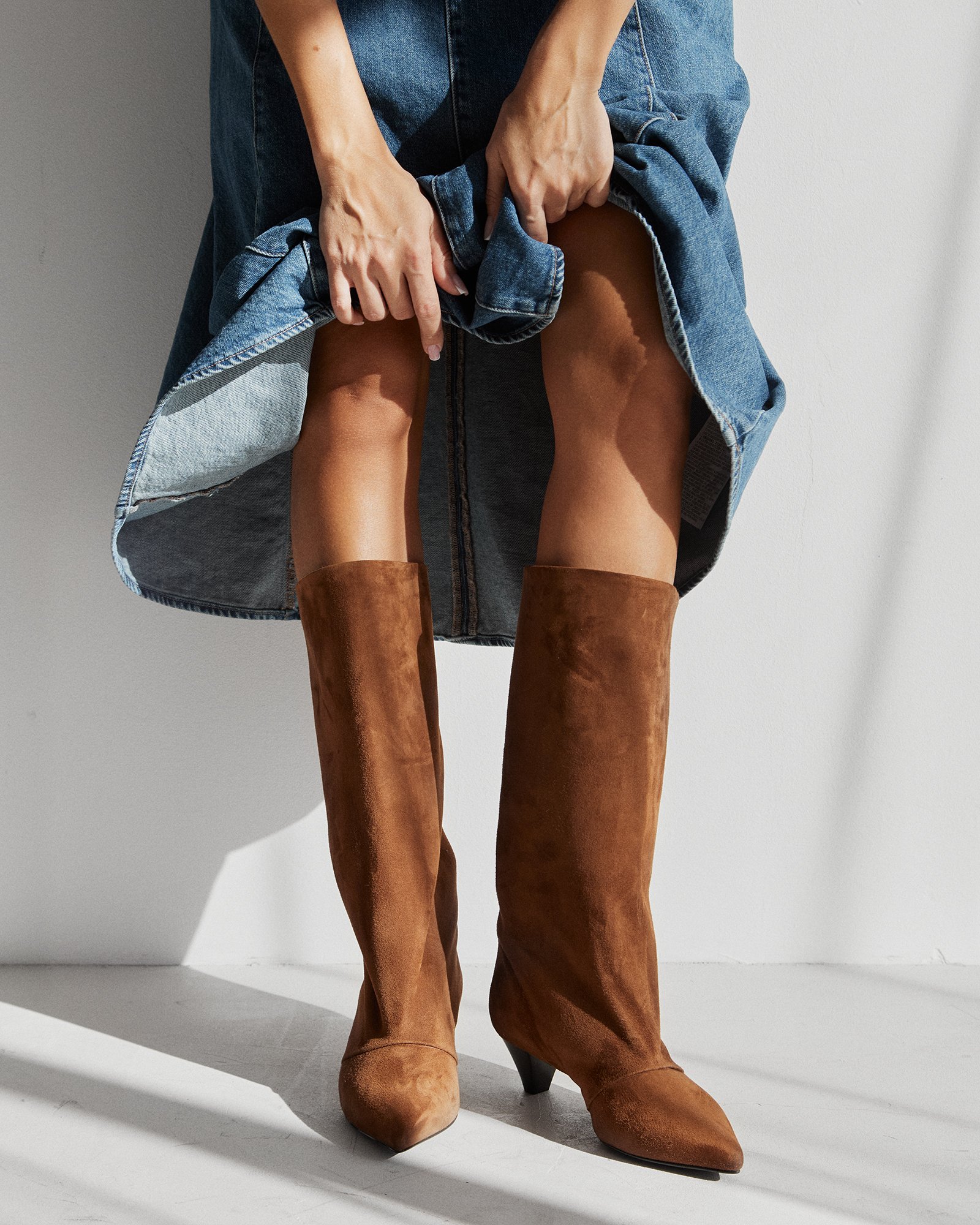 Коричневые сапоги из замши