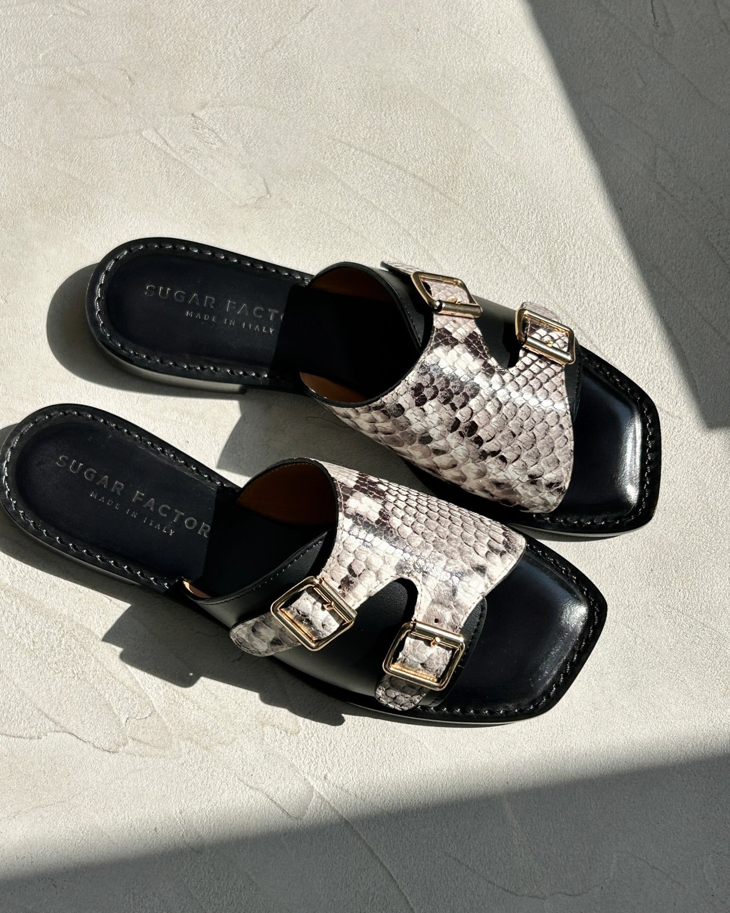 Черные кожаные шлепанцы с принтом питона - Image 5 of 6