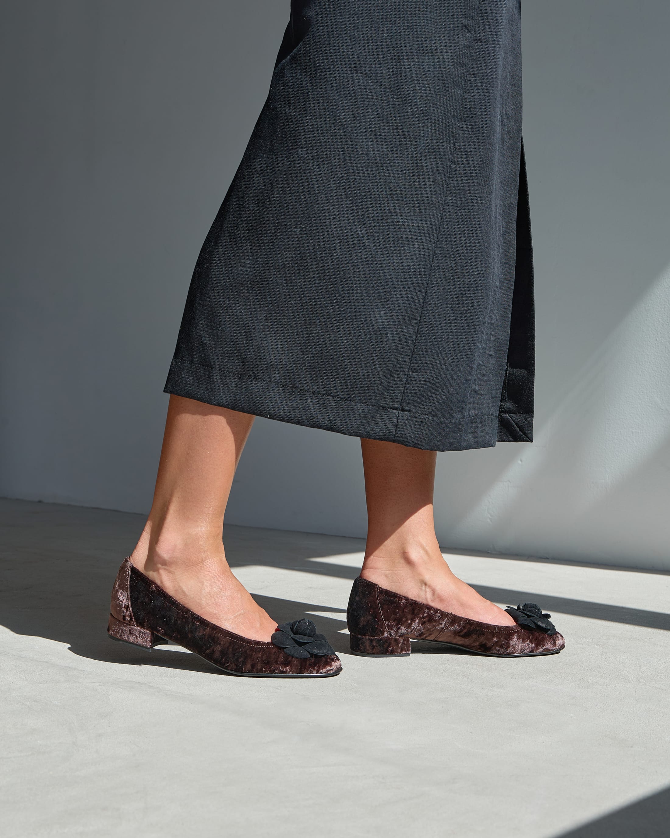 Темно-шоколадные бархатные туфли - Image 6 of 6