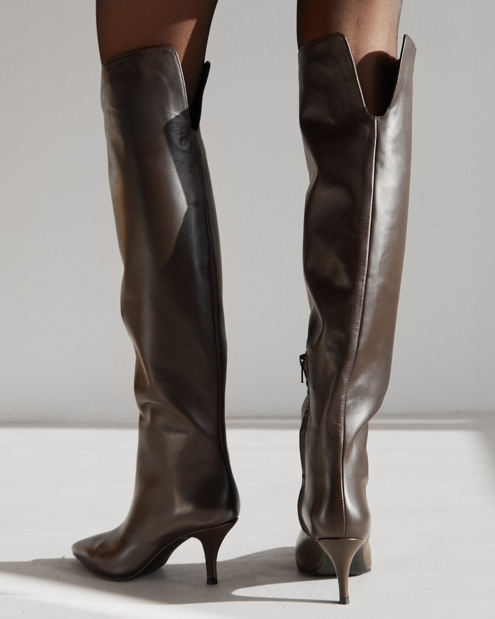 Темно-коричневые кожаные сапоги