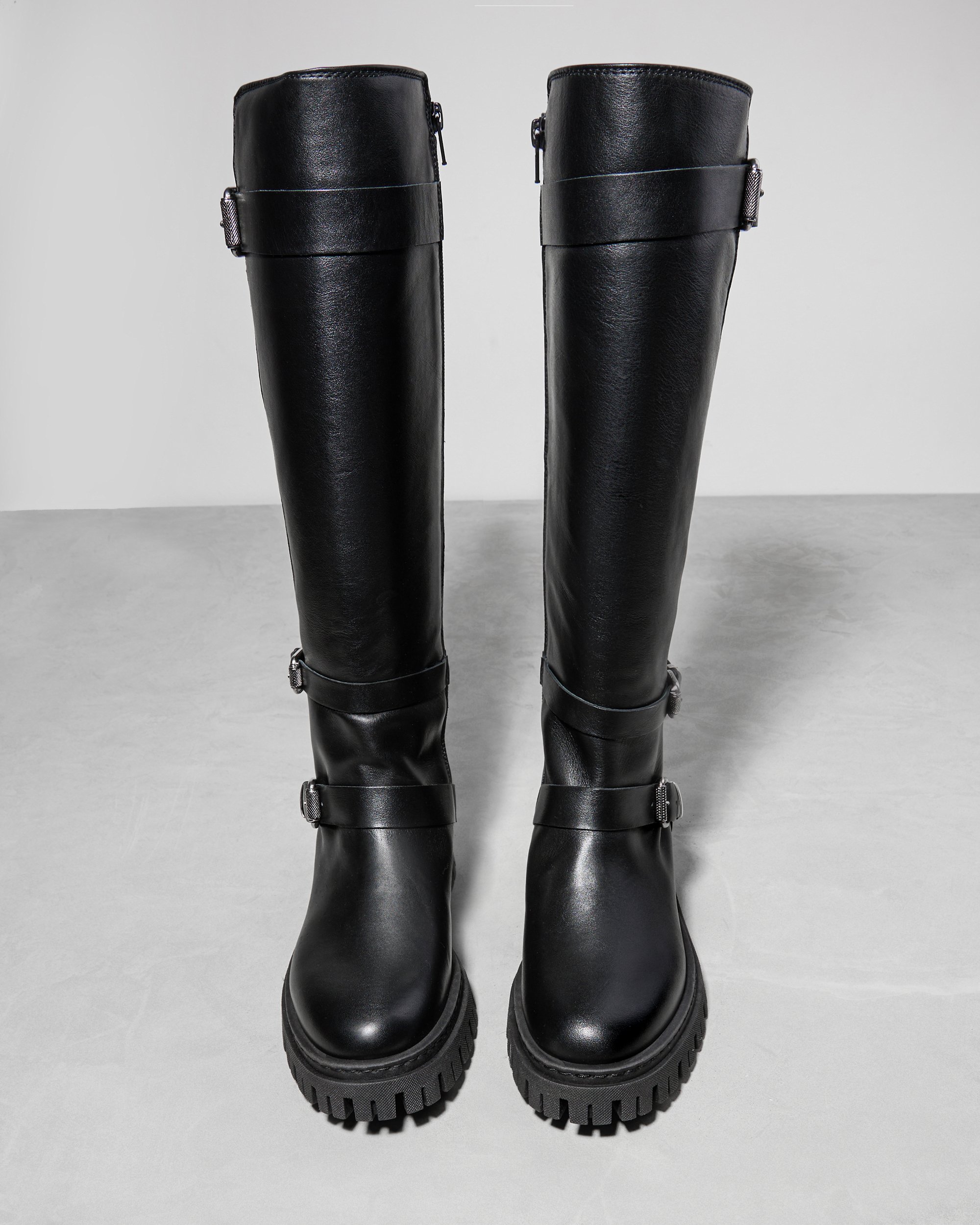 Черные кожаные сапоги