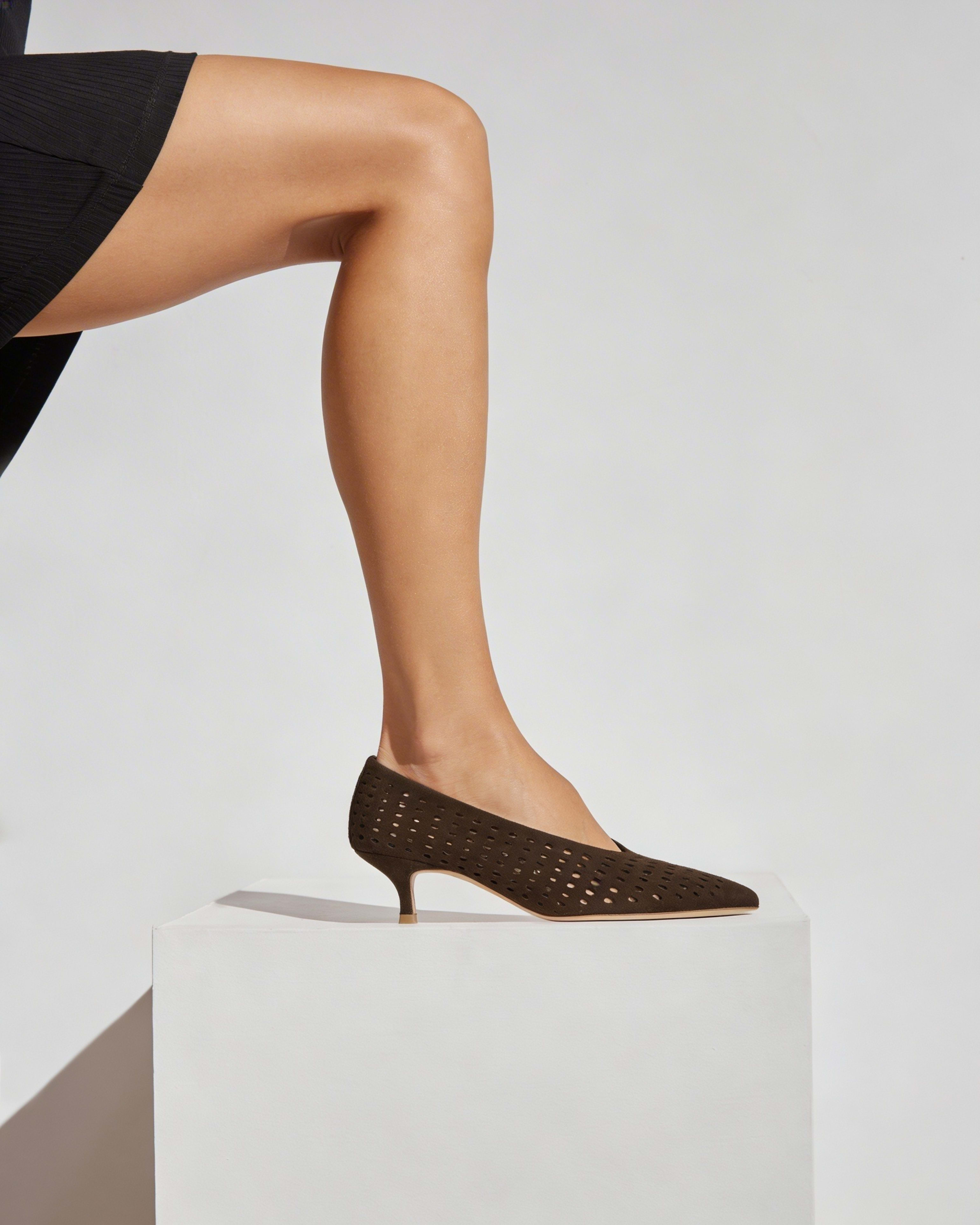 Коричневые замшевые туфли с перфорацией