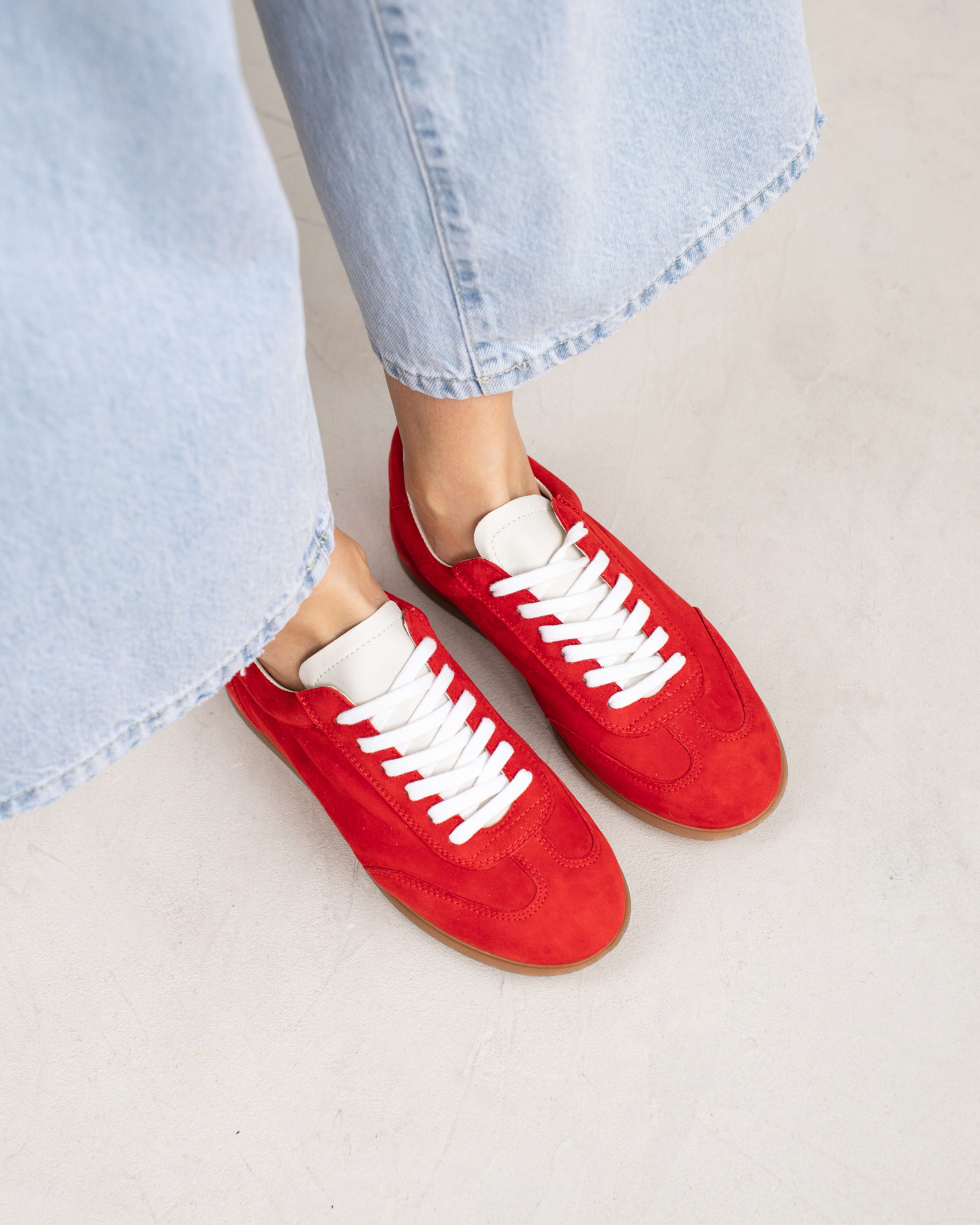 Красные замшевые кеды